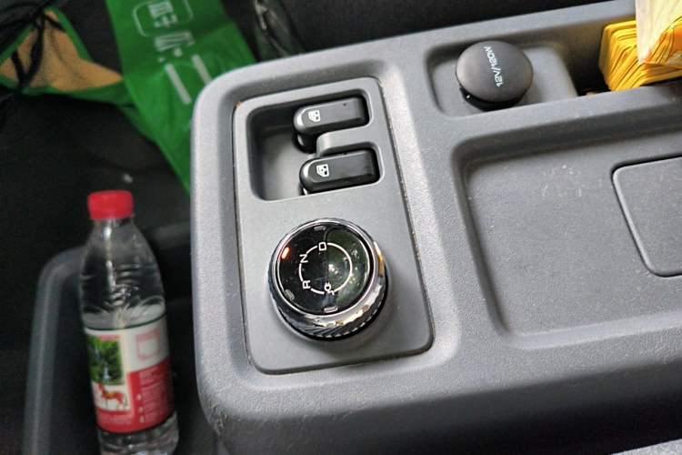 Used Wuling Yangguang 2024 300KM Comfort Version Passenger Van 75kW Gear Lever