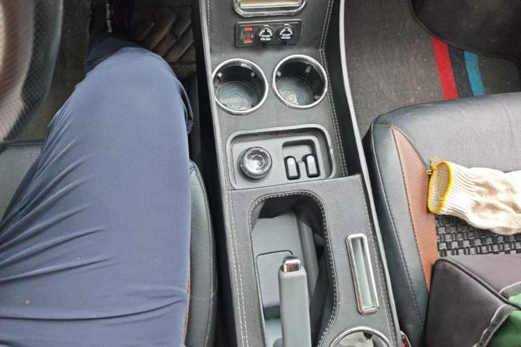Used Wuling Yangguang 2024 300KM Comfort Version Passenger Van 75kW Gear Lever