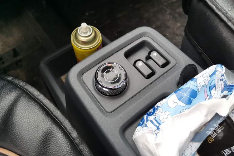 Used Wuling Yangguang 2024 300KM Comfort Version Passenger Van 75kW Gear Lever