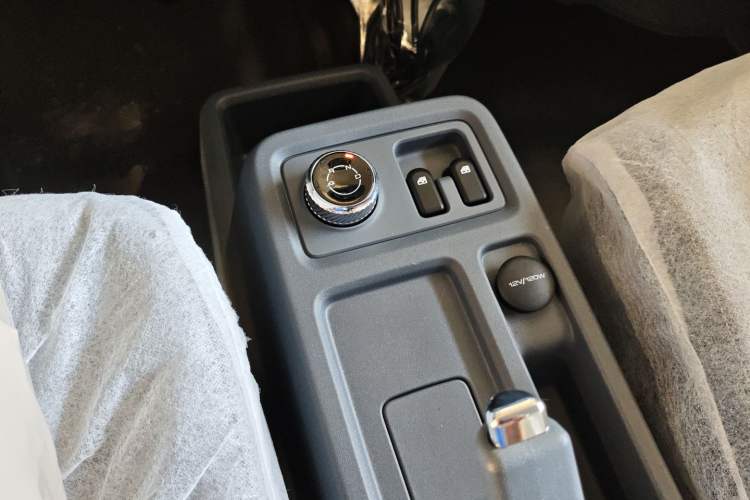 Used Wuling Yangguang 2024 300KM Comfort Version Passenger Van 75kW Gear Lever