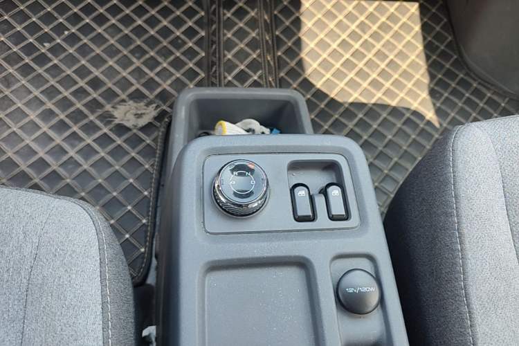 Used Wuling Yangguang 2024 300KM Comfort Version Passenger Van 75kW Gear Lever