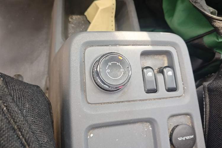 Used Wuling Yangguang 2024 300KM Comfort Version Passenger Van 75kW Gear Lever