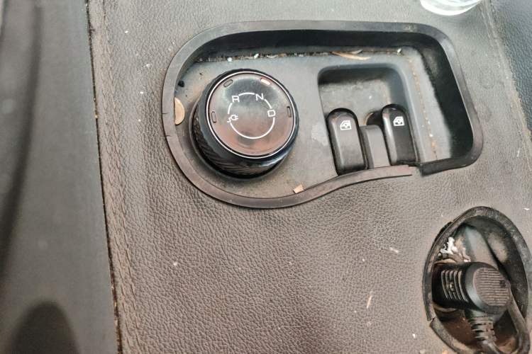 Used Wuling Yangguang 2024 300km Comfort-Grade Passenger Van 60kW Gear Lever