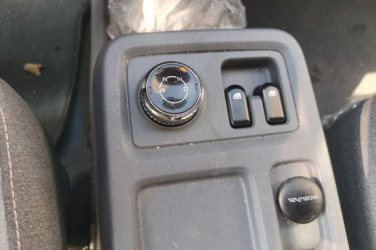Used Wuling Yangguang 2024 300KM Comfort Version Passenger Van 75kW Gear Lever