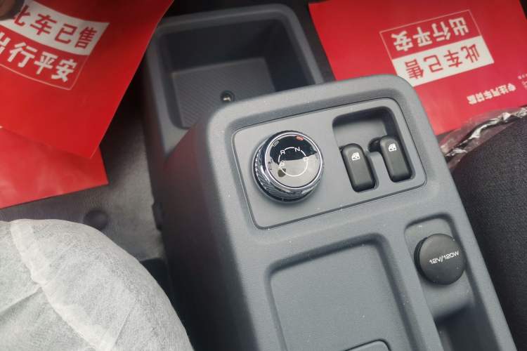 Used Wuling Yangguang 2024 300km Comfort-Grade Passenger Van 60kW Gear Lever