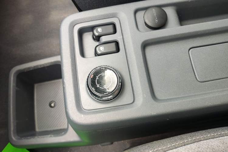 Used Wuling Yangguang 2024 300km Comfort Version with Sealed Windows 75kW Gear Lever
