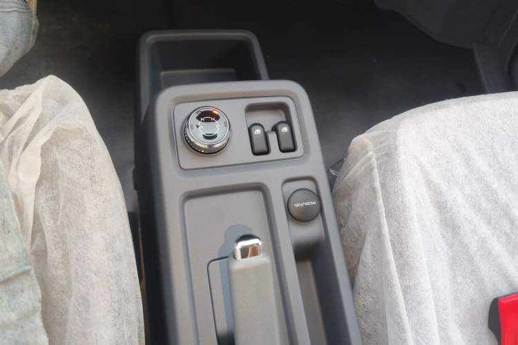 Used Wuling Yangguang 2024 300KM Comfort Version Passenger Van 75kW Gear Lever