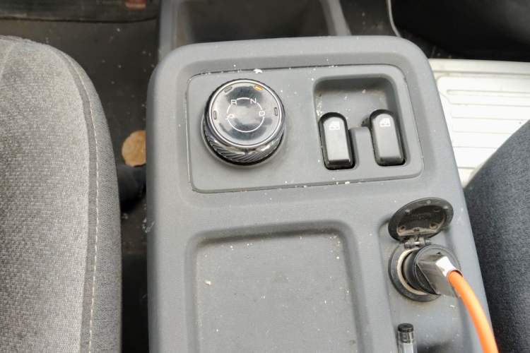 Used Wuling Yangguang 2024 300km Comfort Version with Sealed Windows 60kW Gear Lever