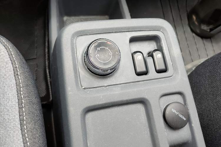 Used Wuling Yangguang 2024 300km Comfort-Grade Passenger Van 60kW Gear Lever