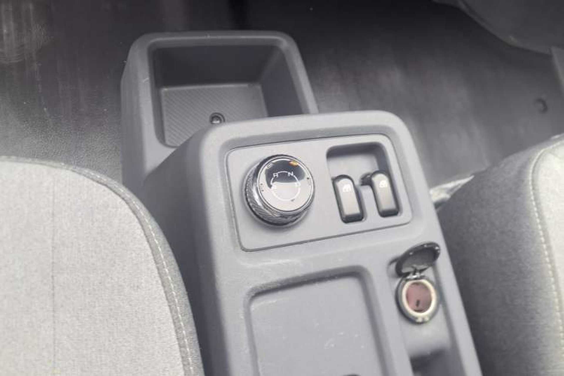 Used Wuling Yangguang 2024 300KM Comfort Version Passenger Van 75kW Gear Lever