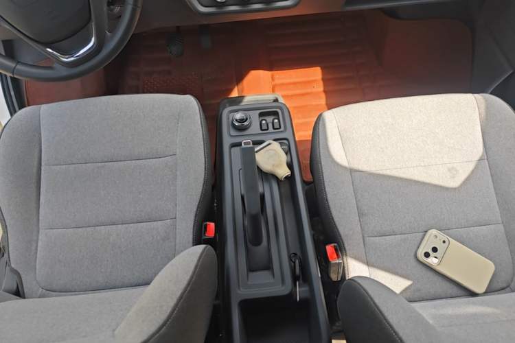 Used Wuling Yangguang 2024 300KM Comfort Version Passenger Van 75kW Gear Lever