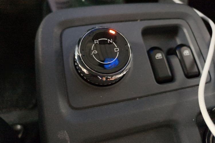 Used Wuling Yangguang 2024 300KM Comfort Version Passenger Van 75kW Gear Lever