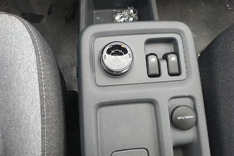 Used Wuling Yangguang 2024 300KM Comfort Version Passenger Van 75kW Gear Lever