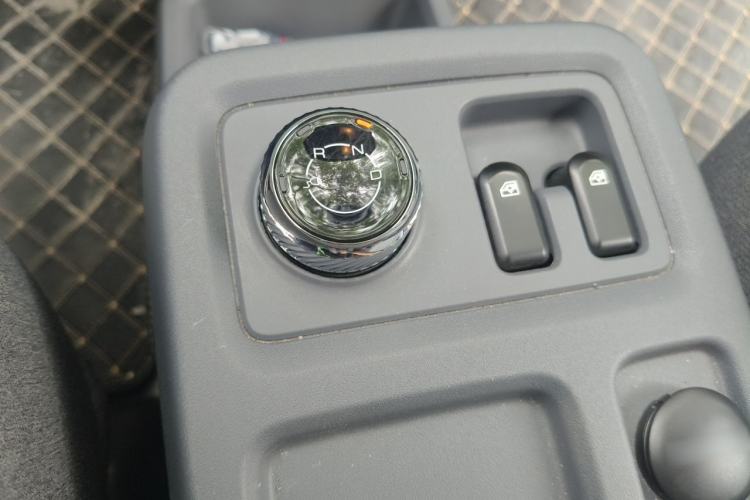 Used Wuling Yangguang 2024 300KM Comfort Version Passenger Van 75kW Gear Lever