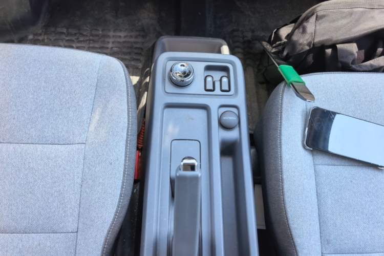 Used Wuling Yangguang 2024 300KM Comfort Version Passenger Van 75kW Gear Lever