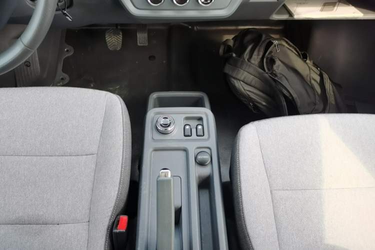 Used Wuling Yangguang 2024 300KM Comfort Version Passenger Van 75kW Gear Lever