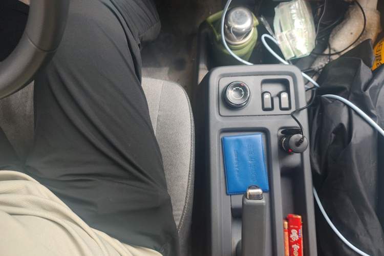 Used Wuling Yangguang 2024 300km Comfort-Grade Passenger Van 60kW Gear Lever