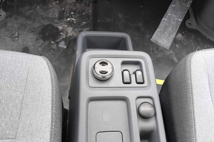Used Wuling Yangguang 2024 300KM Comfort Version Passenger Van 75kW Gear Lever