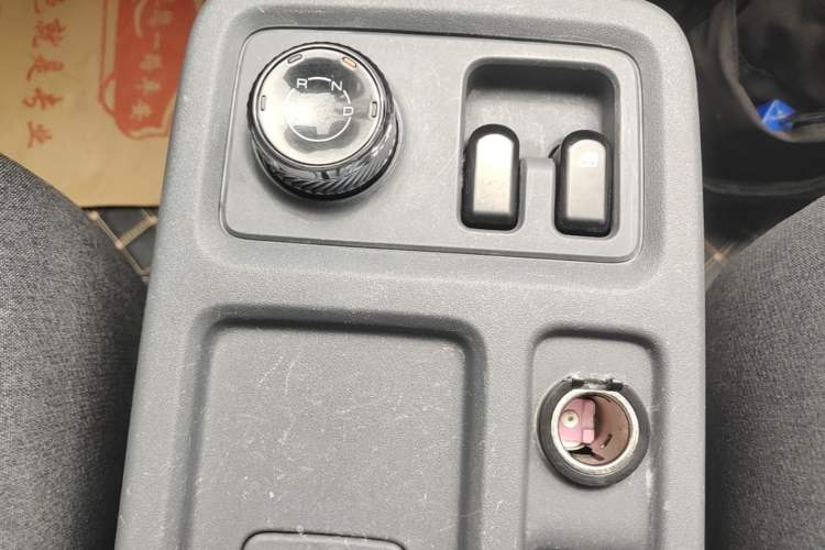 Used Wuling Yangguang 2024 300km Range Practical Window-Sealed Version 60kW Gear Lever