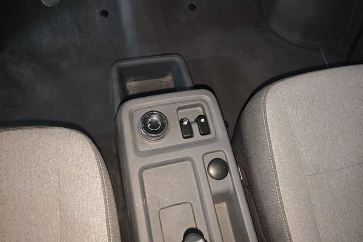Used Wuling Yangguang 2024 300km Comfort Version with Sealed Windows 60kW Gear Lever