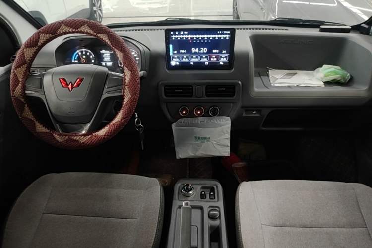 Used Wuling Yangguang 2024 300KM Comfort Version Passenger Van 75kW Gear Lever
