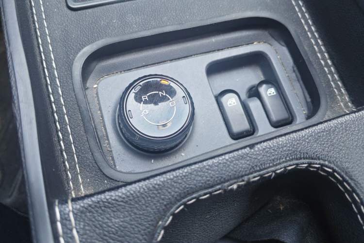 Used Wuling Yangguang 2024 300km Comfort-Grade Passenger Van 60kW Gear Lever