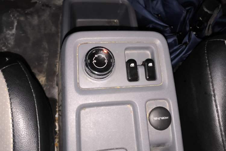 Used Wuling Yangguang 2024 300KM Comfort Version Passenger Van 75kW Gear Lever