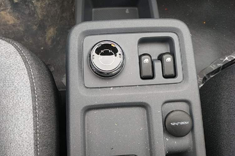 Used Wuling Yangguang 2024 300KM Comfort Version Passenger Van 75kW Gear Lever