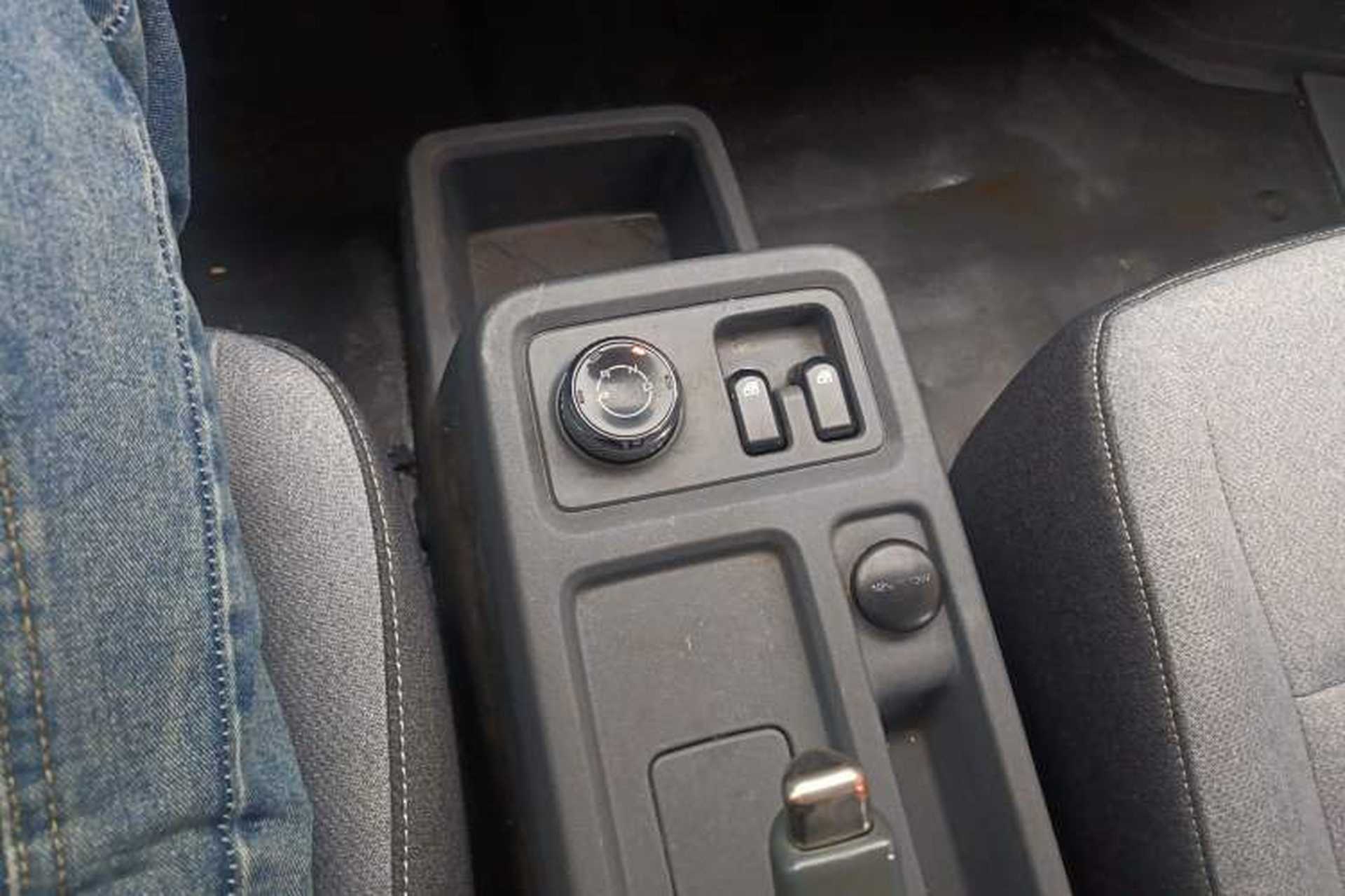 Used Wuling Yangguang 2024 300km Comfort-Grade Passenger Van 60kW Gear Lever