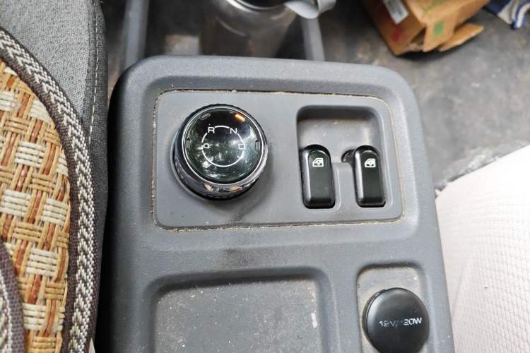 Used Wuling Yangguang 2024 300KM Comfort Version Passenger Van 75kW Gear Lever
