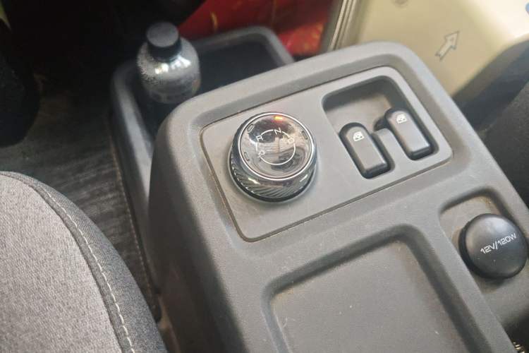 Used Wuling Yangguang 2024 300km Comfort-Grade Passenger Van 60kW Gear Lever