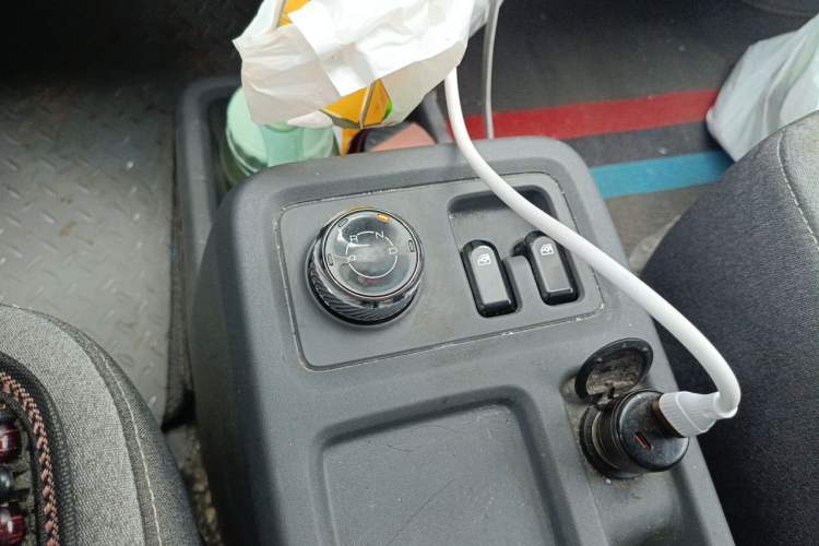 Used Wuling Yangguang 2024 300KM Comfort Version Passenger Van 75kW Gear Lever