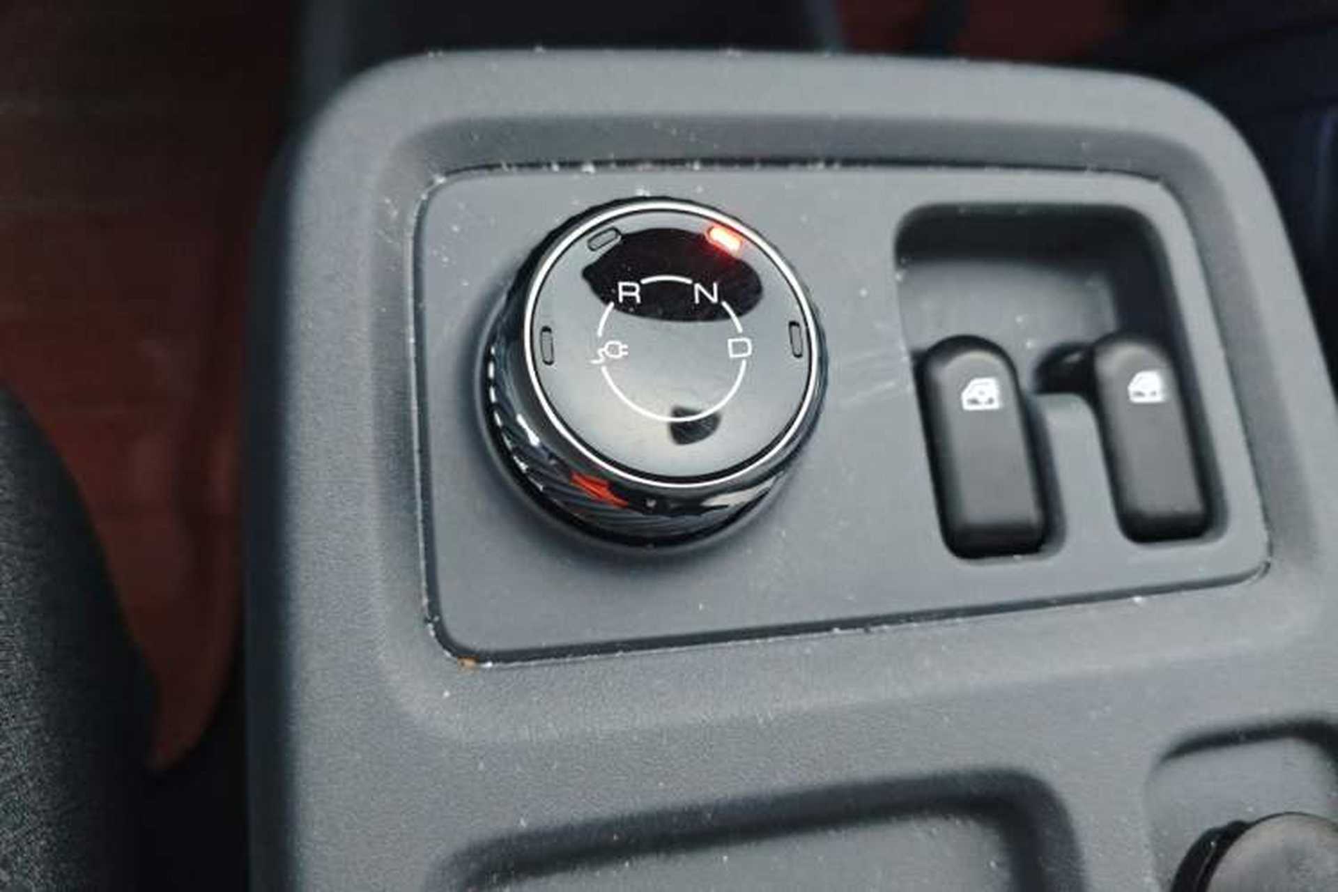 Used Wuling Yangguang 2024 300km Comfort Version with Sealed Windows 75kW Gear Lever