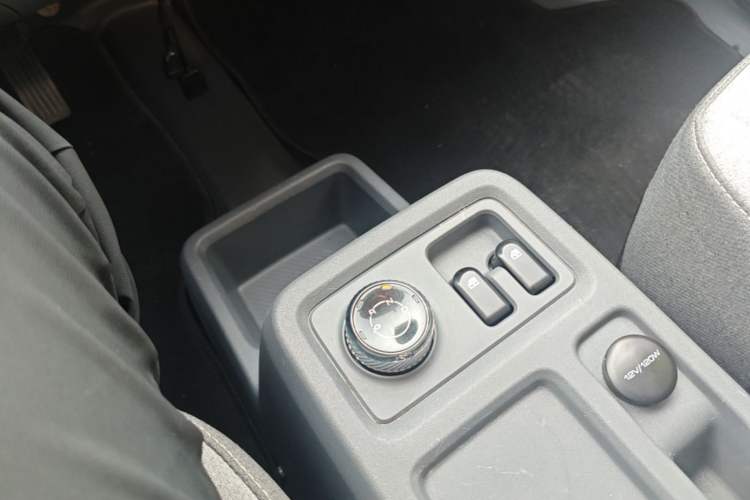 Used Wuling Yangguang 2024 300KM Comfort Version Passenger Van 75kW Gear Lever