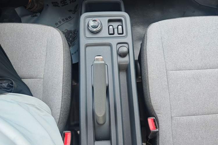 Used Wuling Yangguang 2024 300km Comfort-Grade Passenger Van 60kW Gear Lever