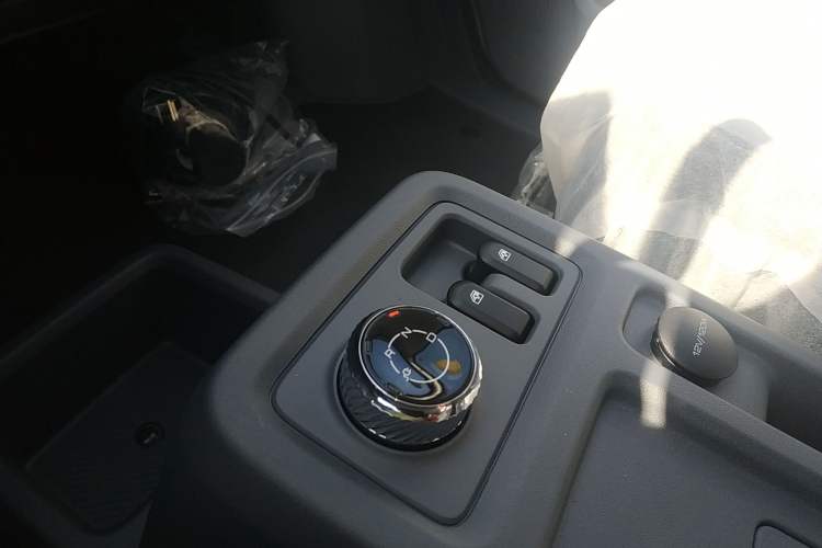 Used Wuling Yangguang 2024 300KM Comfort Version Passenger Van 75kW Gear Lever