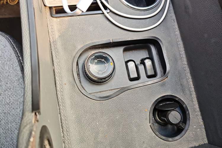 Used Wuling Yangguang 2024 300km Range Practical Window-Sealed Version 60kW Gear Lever