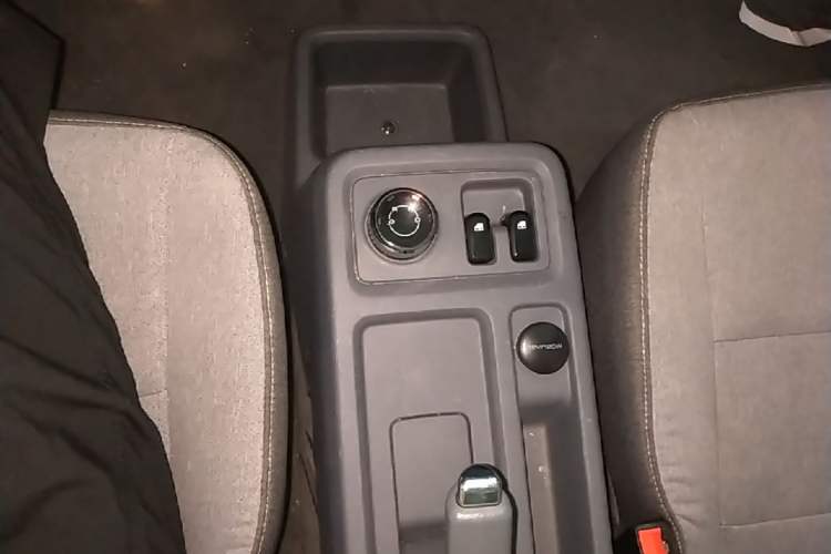 Used Wuling Yangguang 2024 230km Practical Enclosed-Window Version 60kW Gear Lever