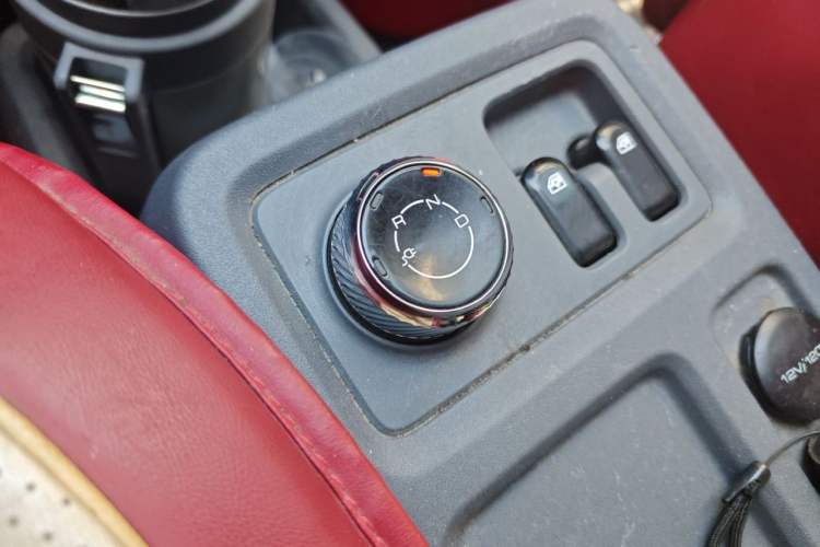 Used Wuling Yangguang 2024 300km Comfort-Grade Passenger Van 60kW Gear Lever