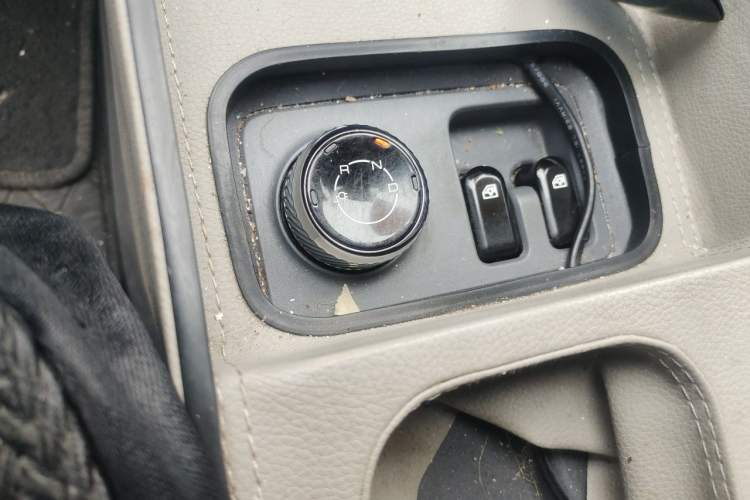 Used Wuling Yangguang 2024 300KM Comfort Version Passenger Van 75kW Gear Lever