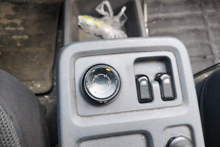 Used Wuling Yangguang 2024 300km Comfort Version with Sealed Windows 60kW Gear Lever