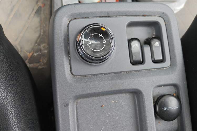 Used Wuling Yangguang 2024 300km Range Practical Window-Sealed Version 60kW Gear Lever