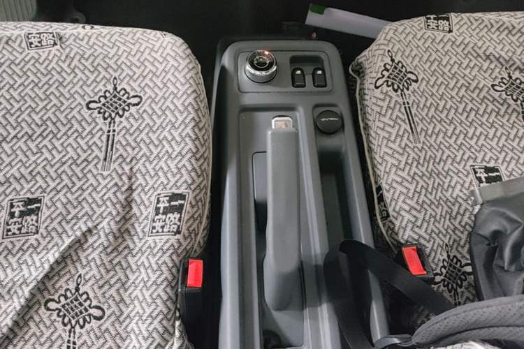 Used Wuling Yangguang 2024 300KM Comfort Version Passenger Van 75kW Gear Lever