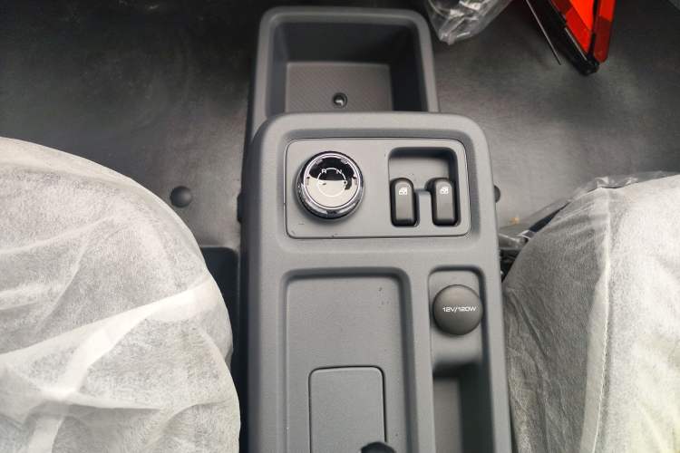 Used Wuling Yangguang 2024 300KM Comfort Version Passenger Van 75kW Gear Lever