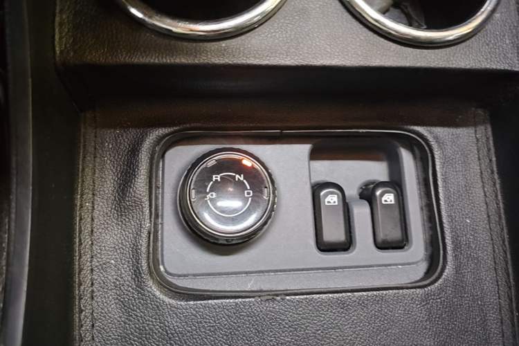 Used Wuling Yangguang 2024 300km Comfort-Grade Passenger Van 60kW Gear Lever