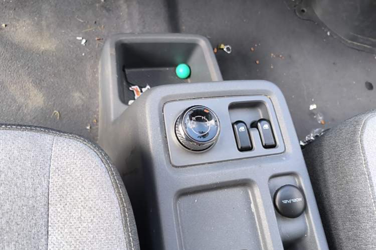 Used Wuling Yangguang 2024 300km Range Practical Window-Sealed Version 60kW Gear Lever