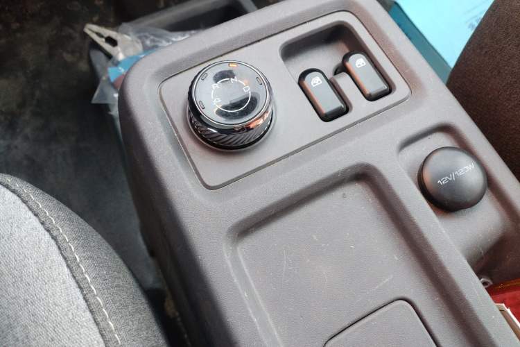 Used Wuling Yangguang 2024 300KM Comfort Version Passenger Van 75kW Gear Lever