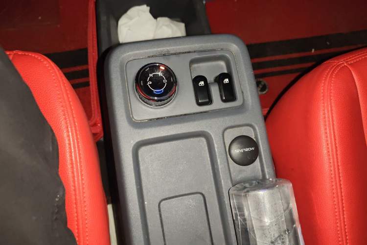 Used Wuling Yangguang 2024 300KM Comfort Version Passenger Van 75kW Gear Lever
