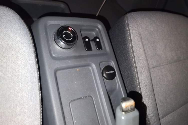 Used Wuling Yangguang 2024 300km Comfort Version with Sealed Windows 60kW Gear Lever