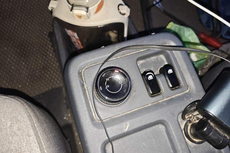 Used Wuling Yangguang 2024 300KM Comfort Version Passenger Van 75kW Gear Lever